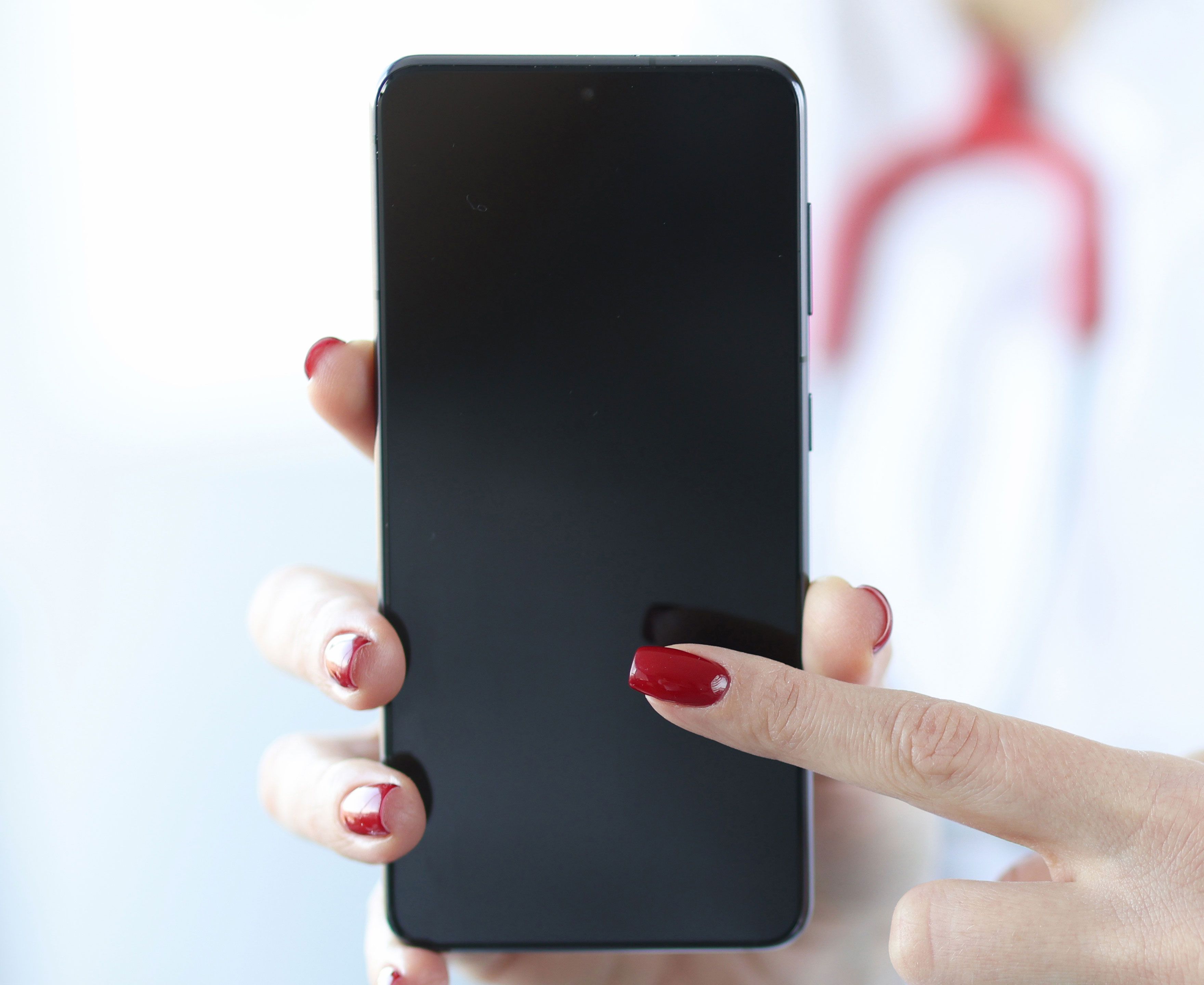 Finger der peger på en mobil