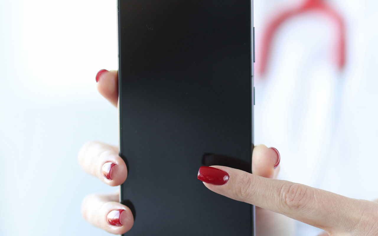 Finger der peger på en mobil