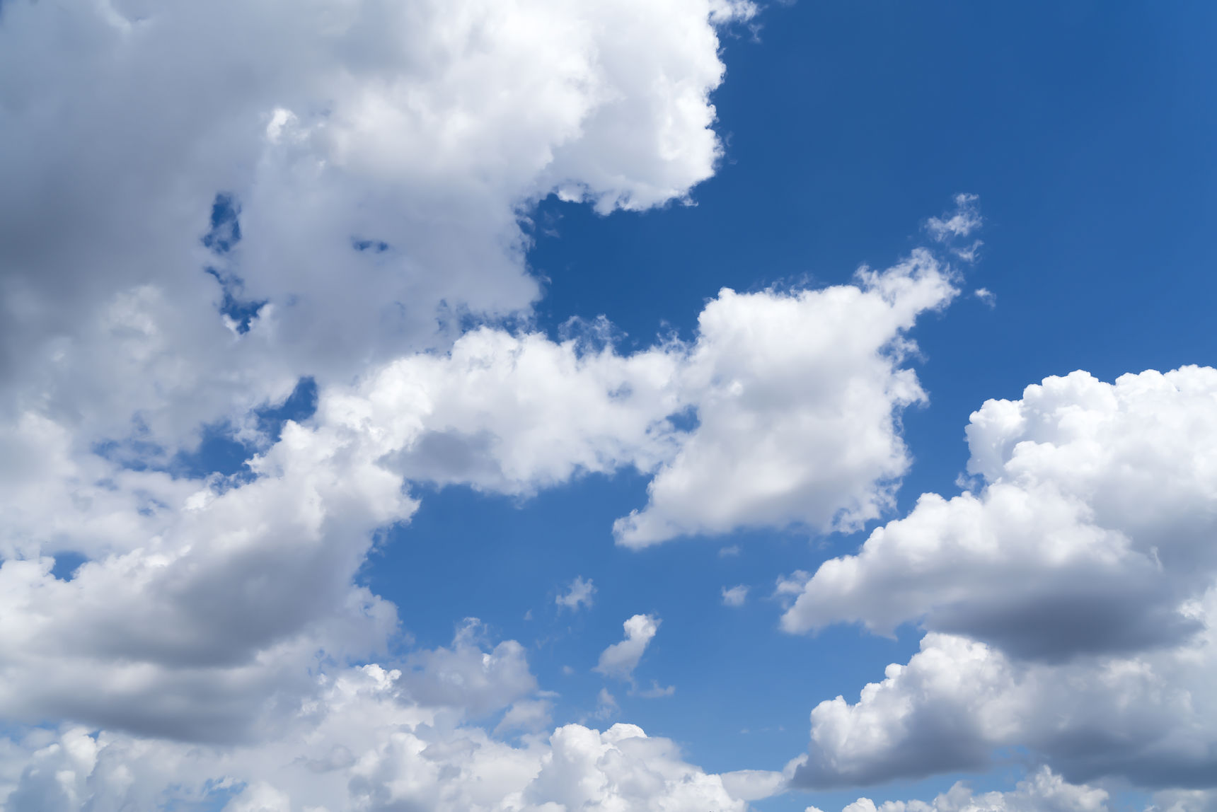 Blå himmel med skyer