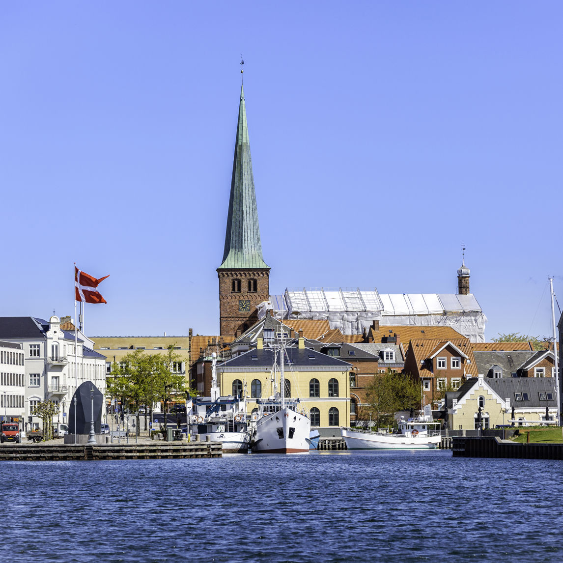 Nyborg Marina med kig mod kirken
