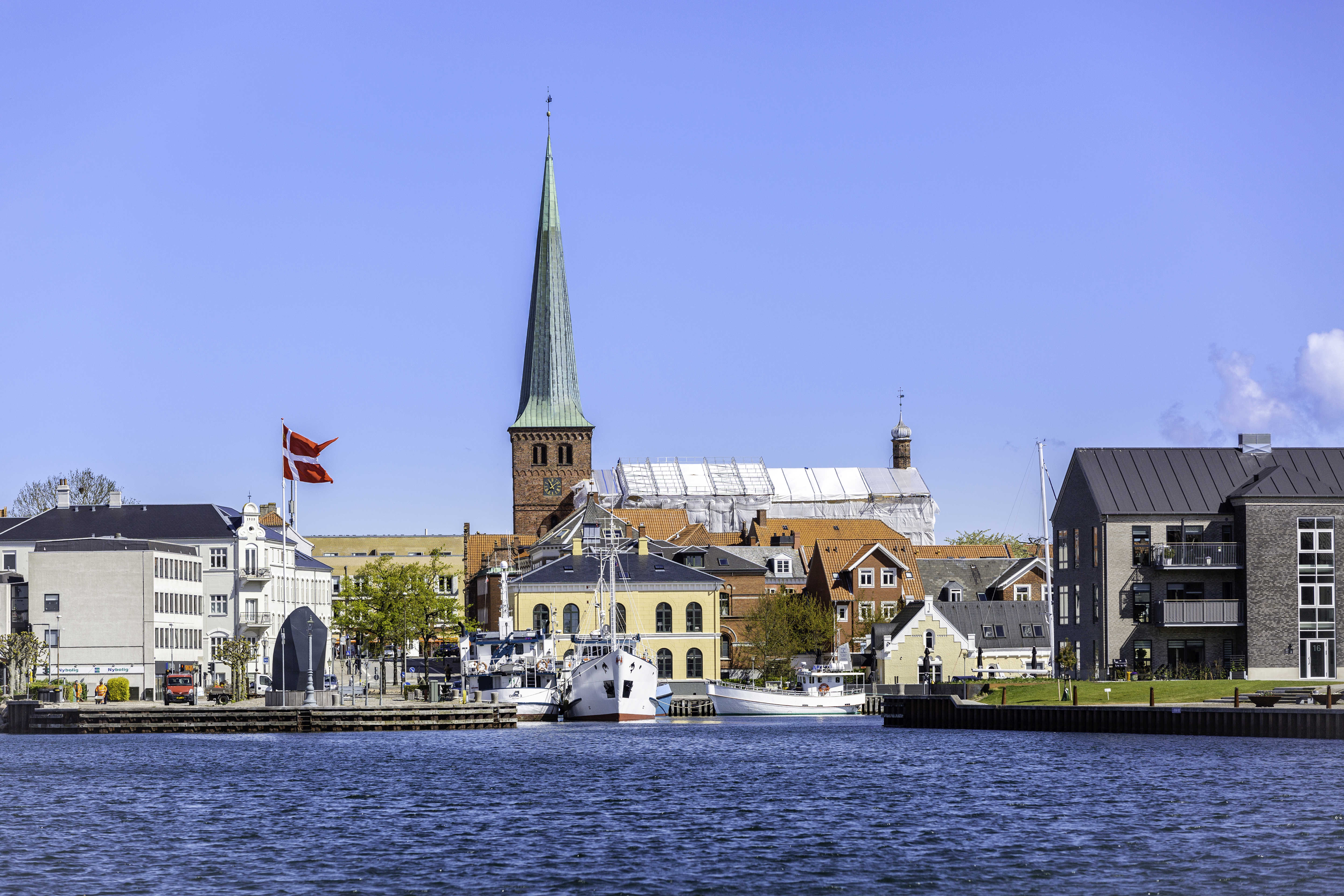 Nyborg Marina med kig mod kirken
