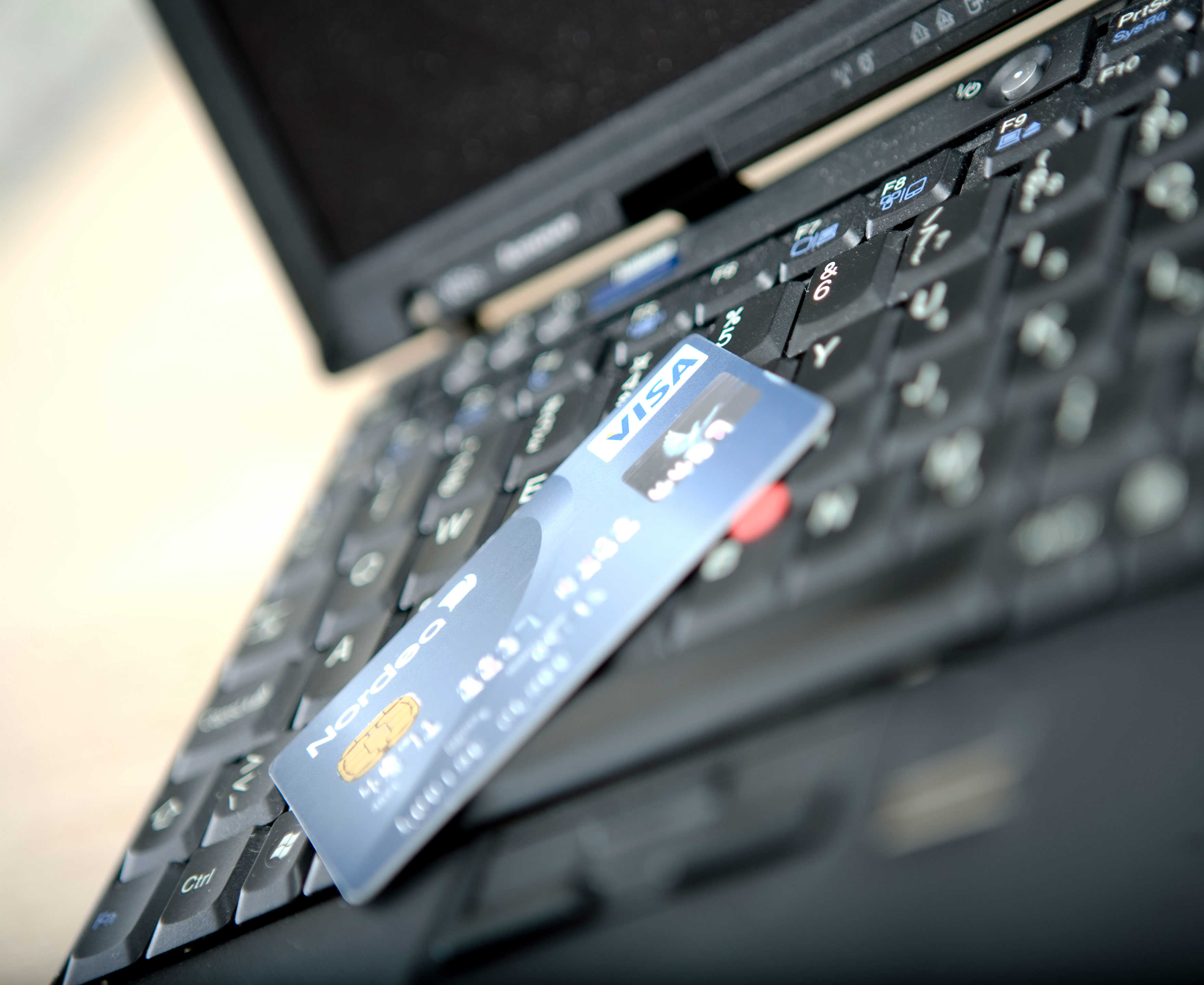 Et dankort der ligger på en PC