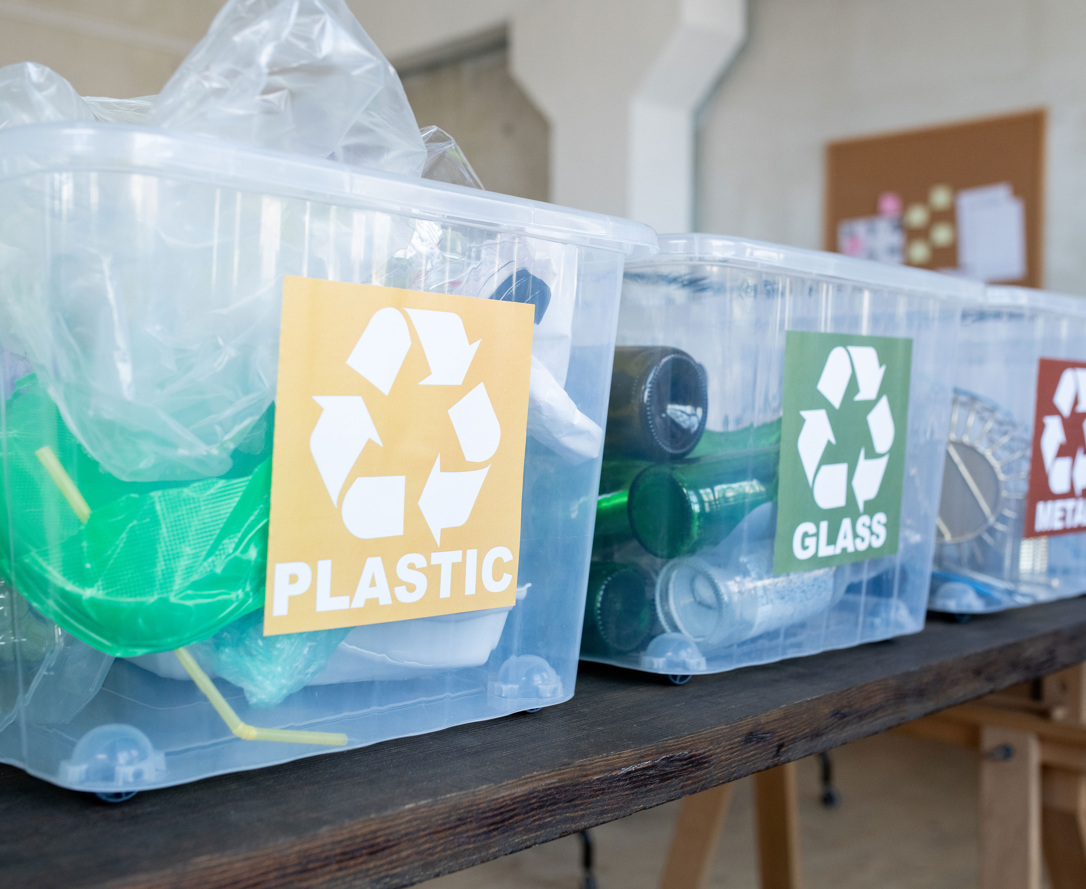 Plastikkasser til sortering af affald