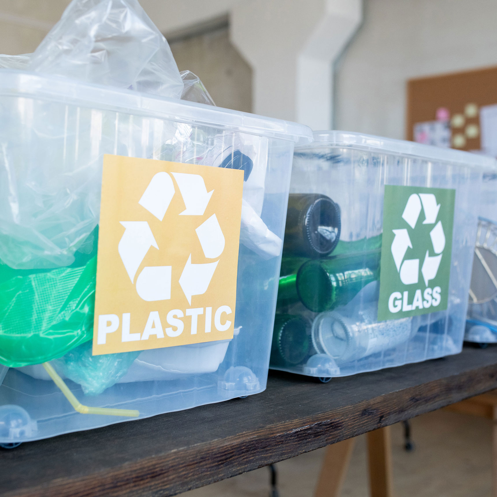 Plastikkasser til sortering af affald