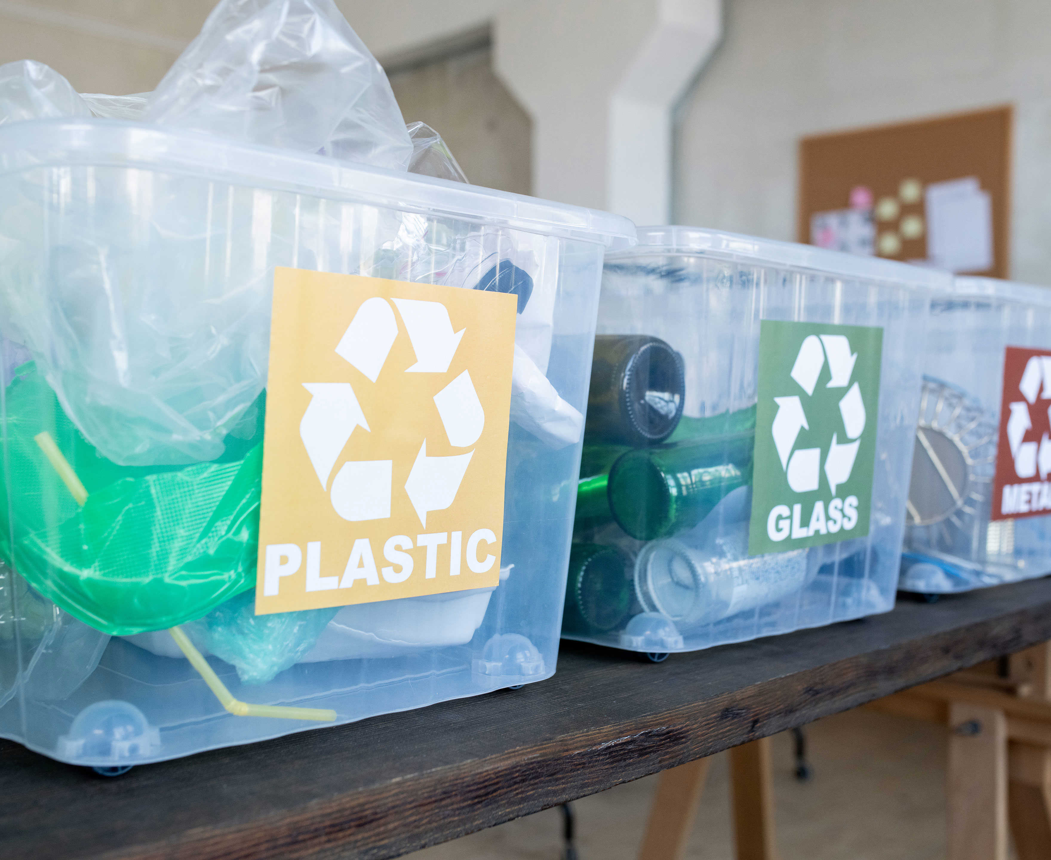 Plastikkasser til sortering af affald