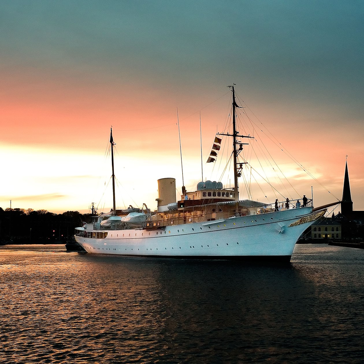 Skibet Dannebrog ved solnedgang