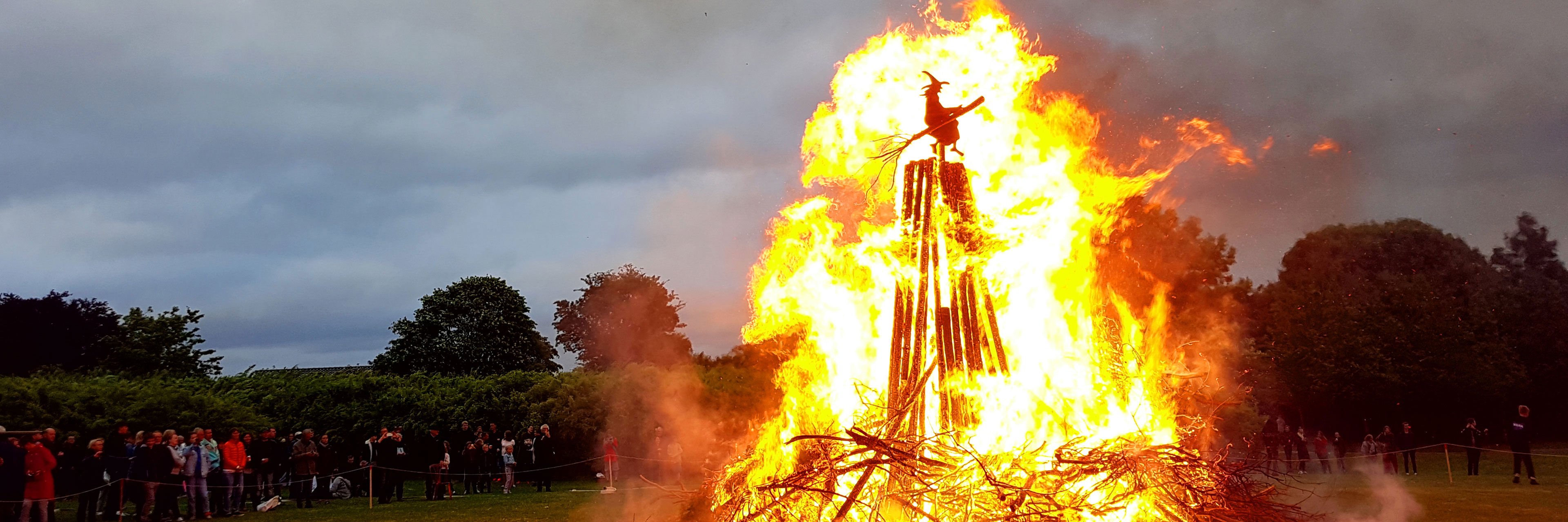 Sankt Hans bål i tusmørke