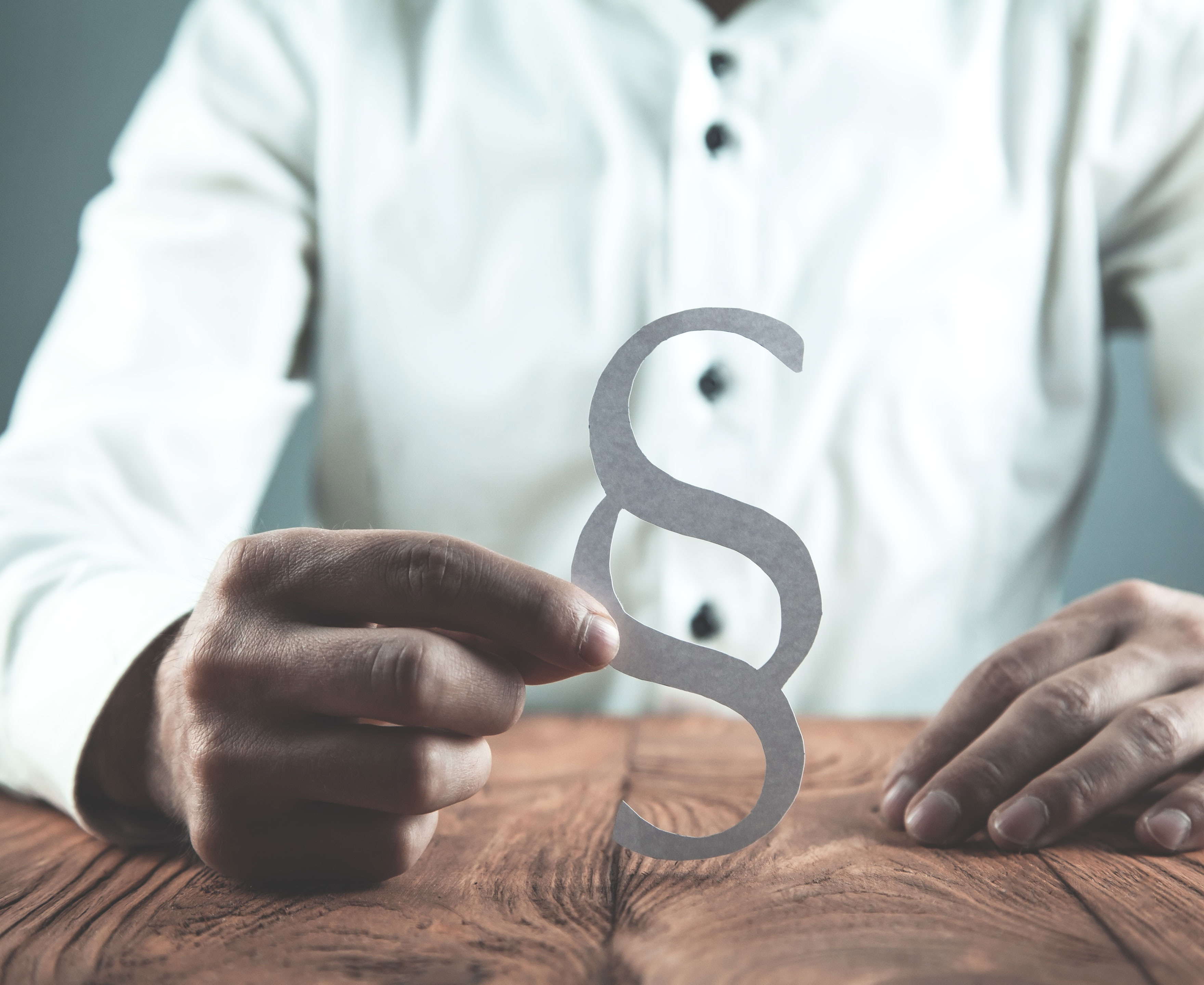 Mand med et paragrafsymbol i hånden