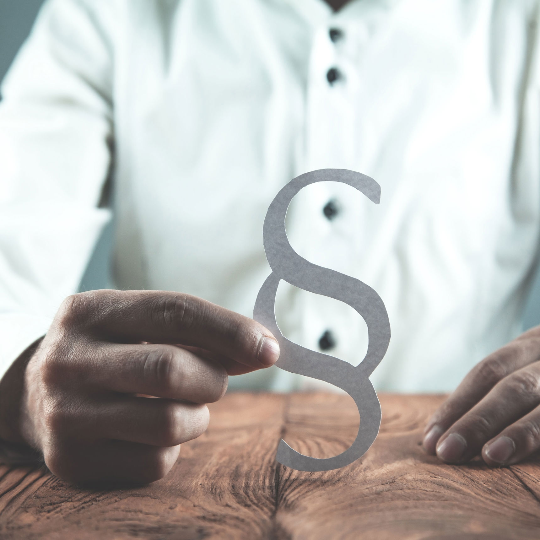 Mand med et paragrafsymbol i hånden