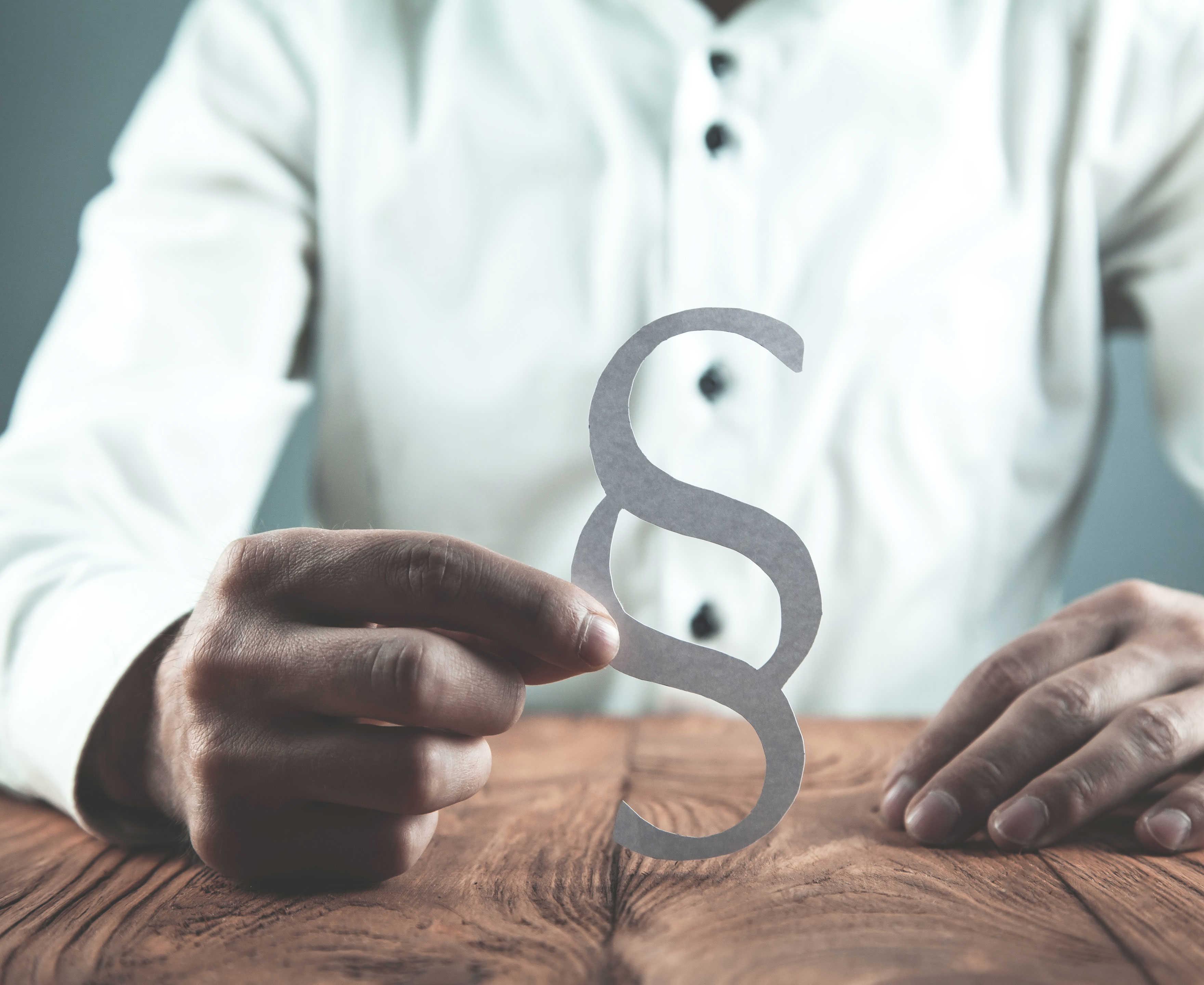 Mand med et paragrafsymbol i hånden